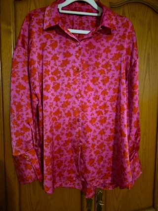 Blusa Zara satinada floral rosa y rojo