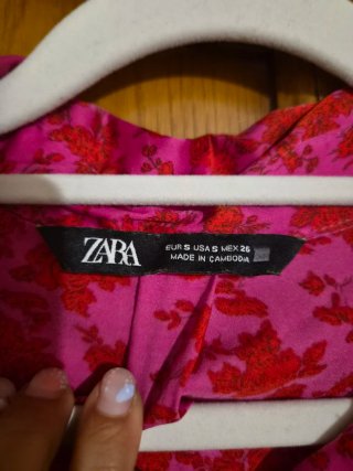 Blusa Zara satinada floral rosa y rojo