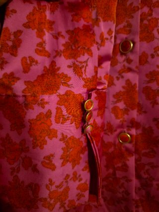 Blusa Zara satinada floral rosa y rojo
