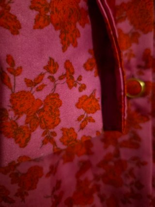Blusa Zara satinada floral rosa y rojo