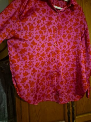 Blusa Zara satinada floral rosa y rojo