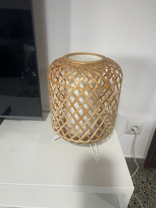 Lampada da tavolo in bambù intrecciato