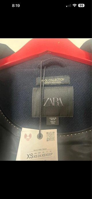 Cazadora bomber Zara azul marino.