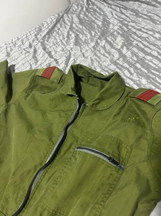 Mono de trabajo militar verde