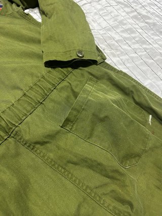 Mono de trabajo militar verde