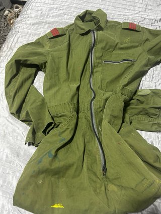 Mono de trabajo militar verde