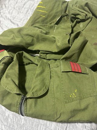 Mono de trabajo militar verde