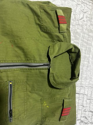 Mono de trabajo militar verde