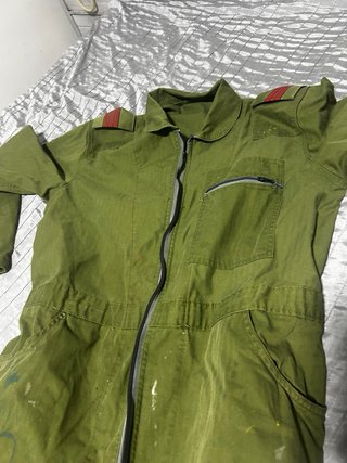 Mono de trabajo militar verde