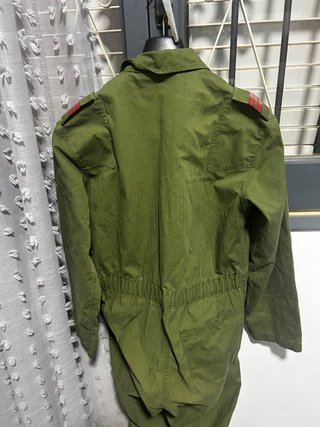 Mono de trabajo militar verde