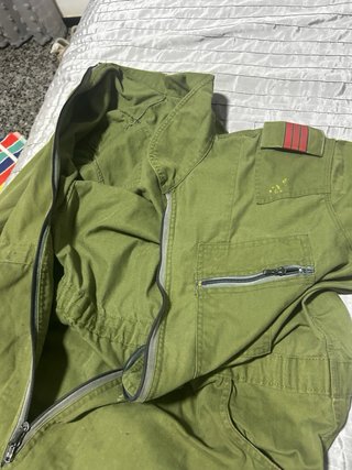 Mono de trabajo militar verde