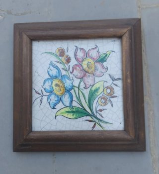 Azulejo craquelado motivo floral pintado a mano