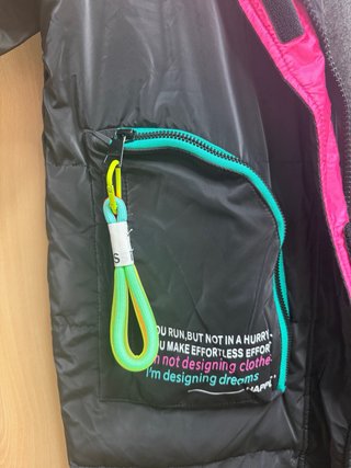 Abrigo plumífero negro con detalles multicolor
