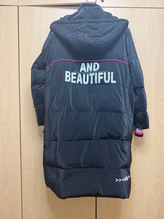 Abrigo plumífero negro con detalles multicolor