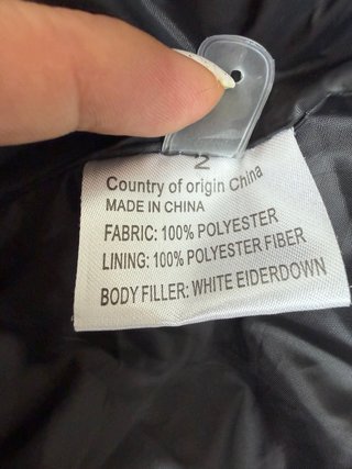 Abrigo plumífero negro con detalles multicolor