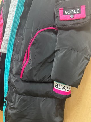 Abrigo plumífero negro con detalles multicolor