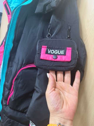 Abrigo plumífero negro con detalles multicolor