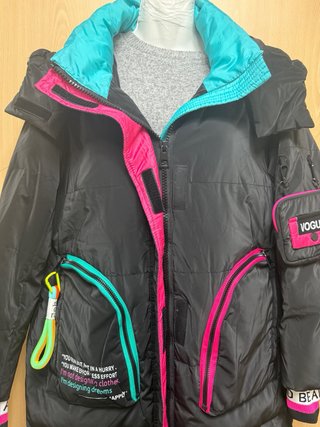 Abrigo plumífero negro con detalles multicolor