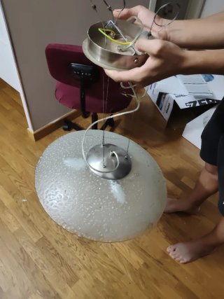 Lampadario moderno in vetro e metallo