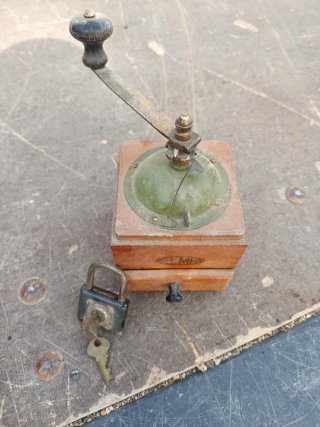 Molinillo de café antiguo con candado