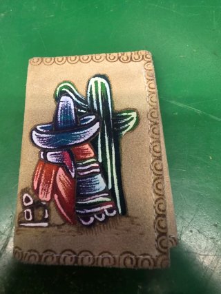 Cartera de piel grabada