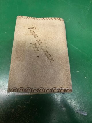 Cartera de piel grabada