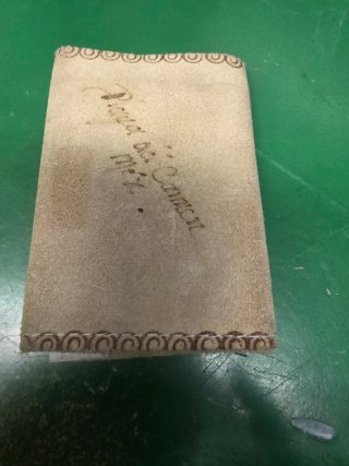 Cartera de piel grabada