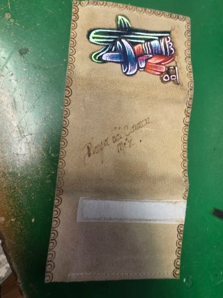 Cartera de piel grabada