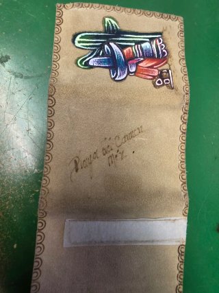 Cartera de piel grabada