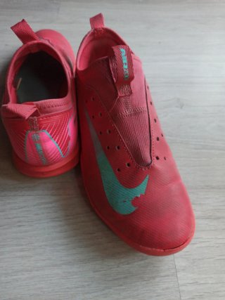 Zapatillas Nike Fútbol Rojas y Turquesa