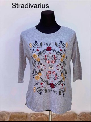 Camiseta Stradivarius floral gris