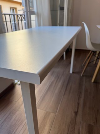 Escritorio de oficina blanco.  140cm x 64cm.