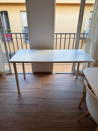 Escritorio de oficina blanco.  140cm x 64cm.