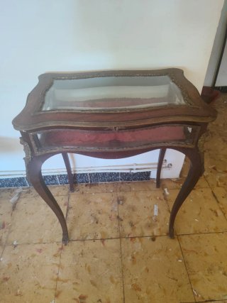 Mesita expositora de madera SE ESCUCHAN OFERTAS