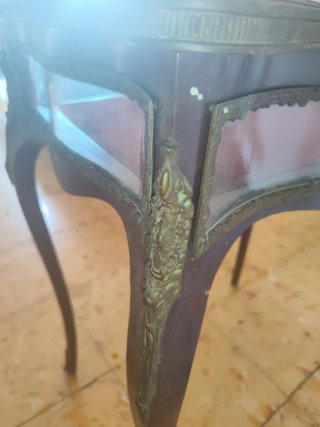 Mesita expositora de madera SE ESCUCHAN OFERTAS