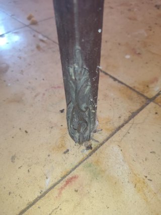 Mesita expositora de madera SE ESCUCHAN OFERTAS