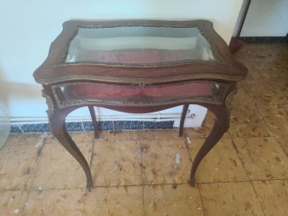 Mesita expositora de madera SE ESCUCHAN OFERTAS