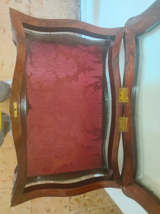 Mesita expositora de madera SE ESCUCHAN OFERTAS