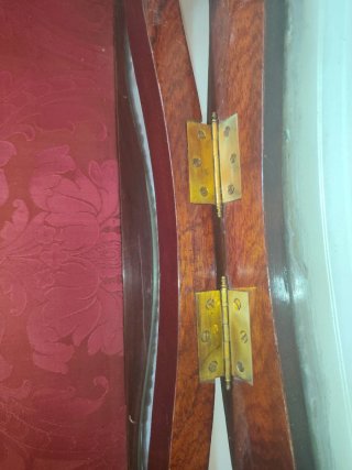 Mesita expositora de madera SE ESCUCHAN OFERTAS