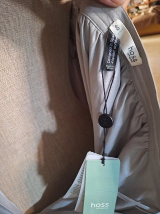 Vestido gris plateado con tirante metálico
