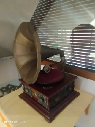 Tocadiscos Antiguo Marrón y Dorado