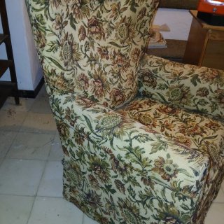 Sillón de tela con estampado floral