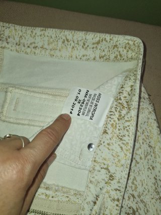Pantalón blanco con estampado dorado