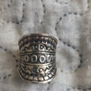 Anillo de plata con diseño tribal