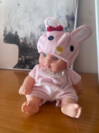 Muñeca bebé rosa con traje de conejito