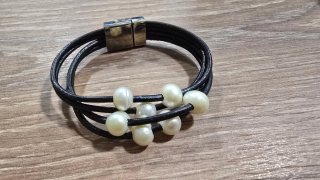 Pulsera cuero y perlas blancas