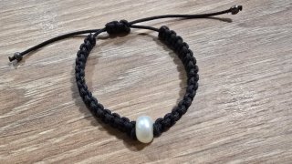 Pulsera negra con perla blanca