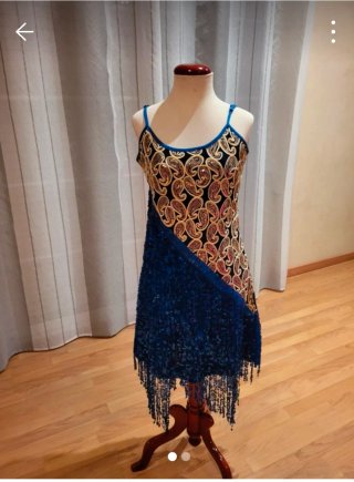 Vestido de baile con lentejuelas y flecos
