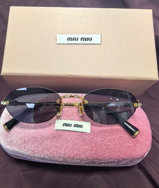 Gafas de sol Miu Miu ovaladas doradas