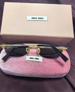 Gafas de sol Miu Miu ovaladas doradas
